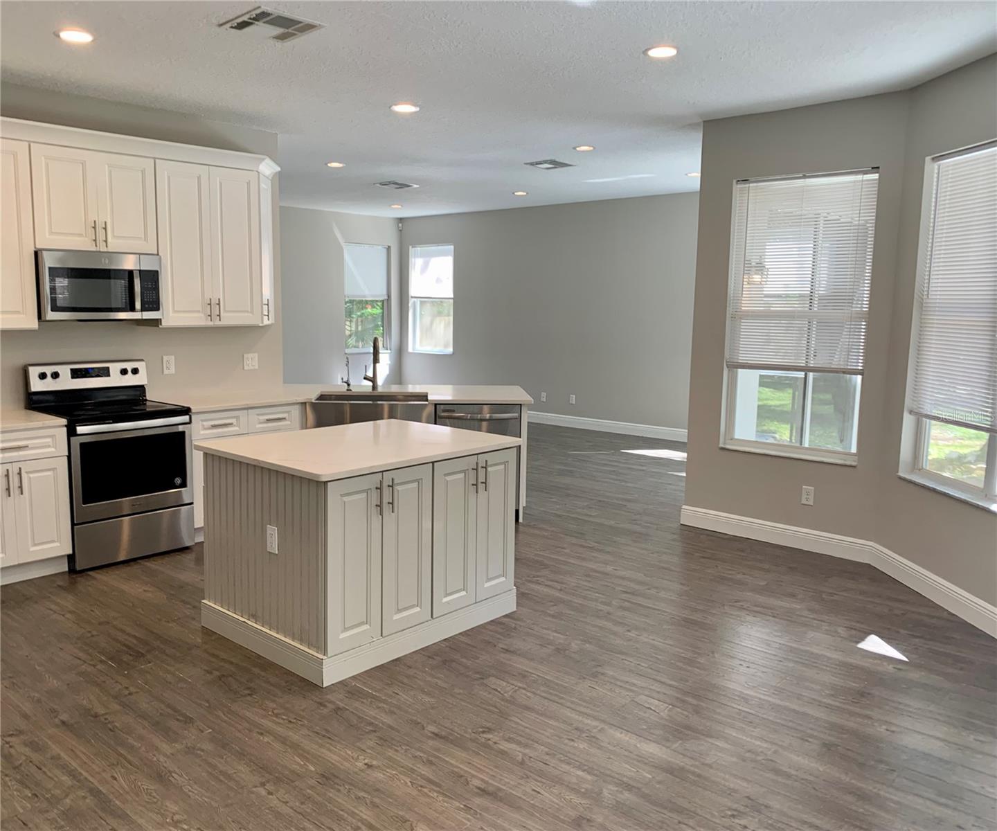 DEER LAKE CHASE - Residential