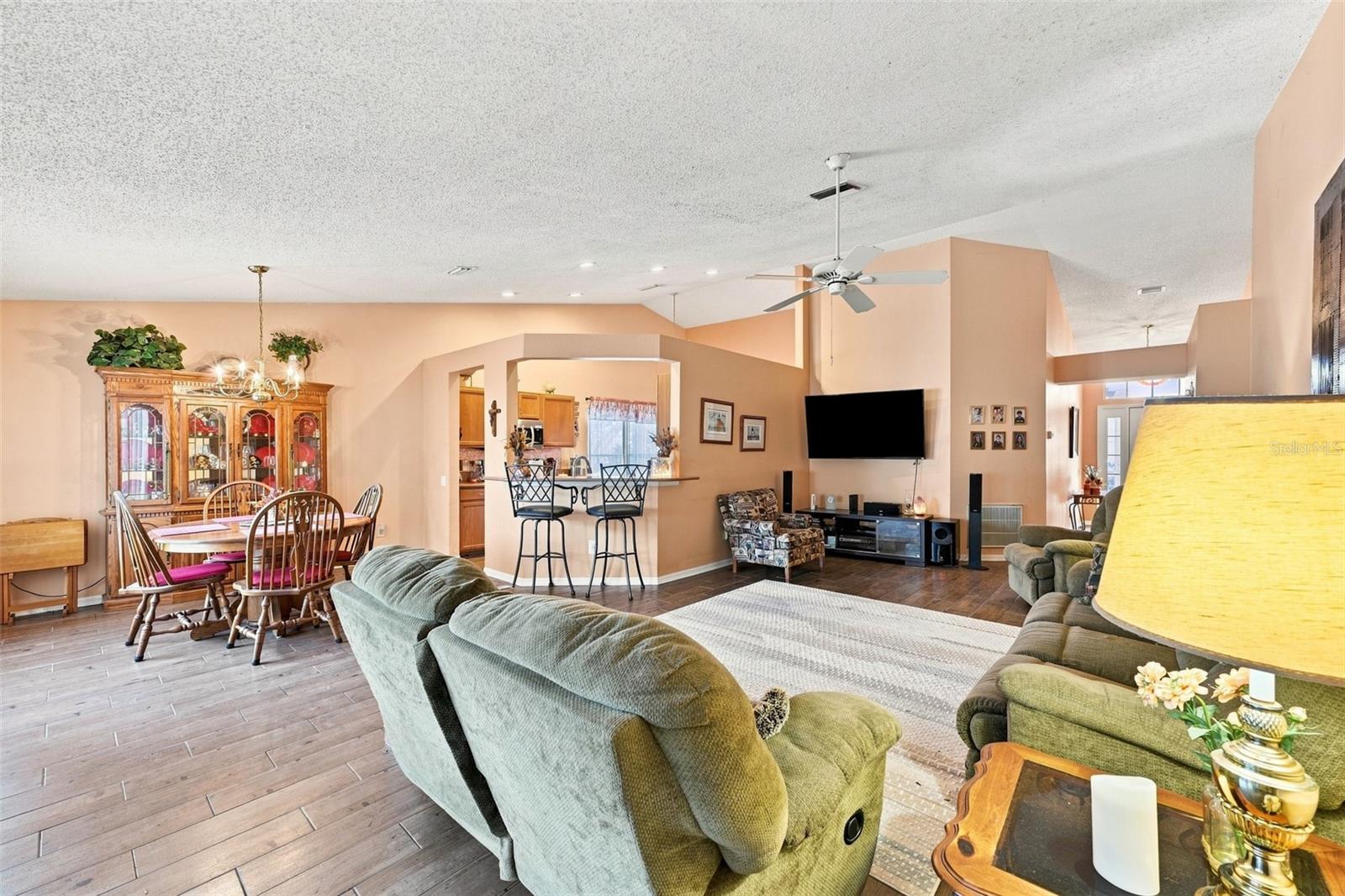 207 LAKEWAY LANE