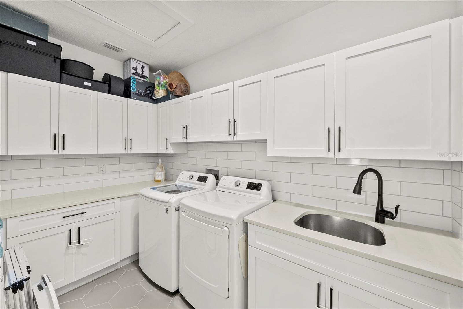 AZEELE BUS UNIT - Residential