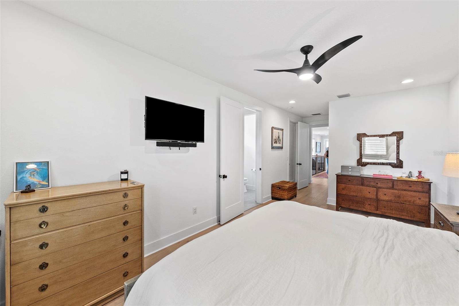 AZEELE BUS UNIT - Residential
