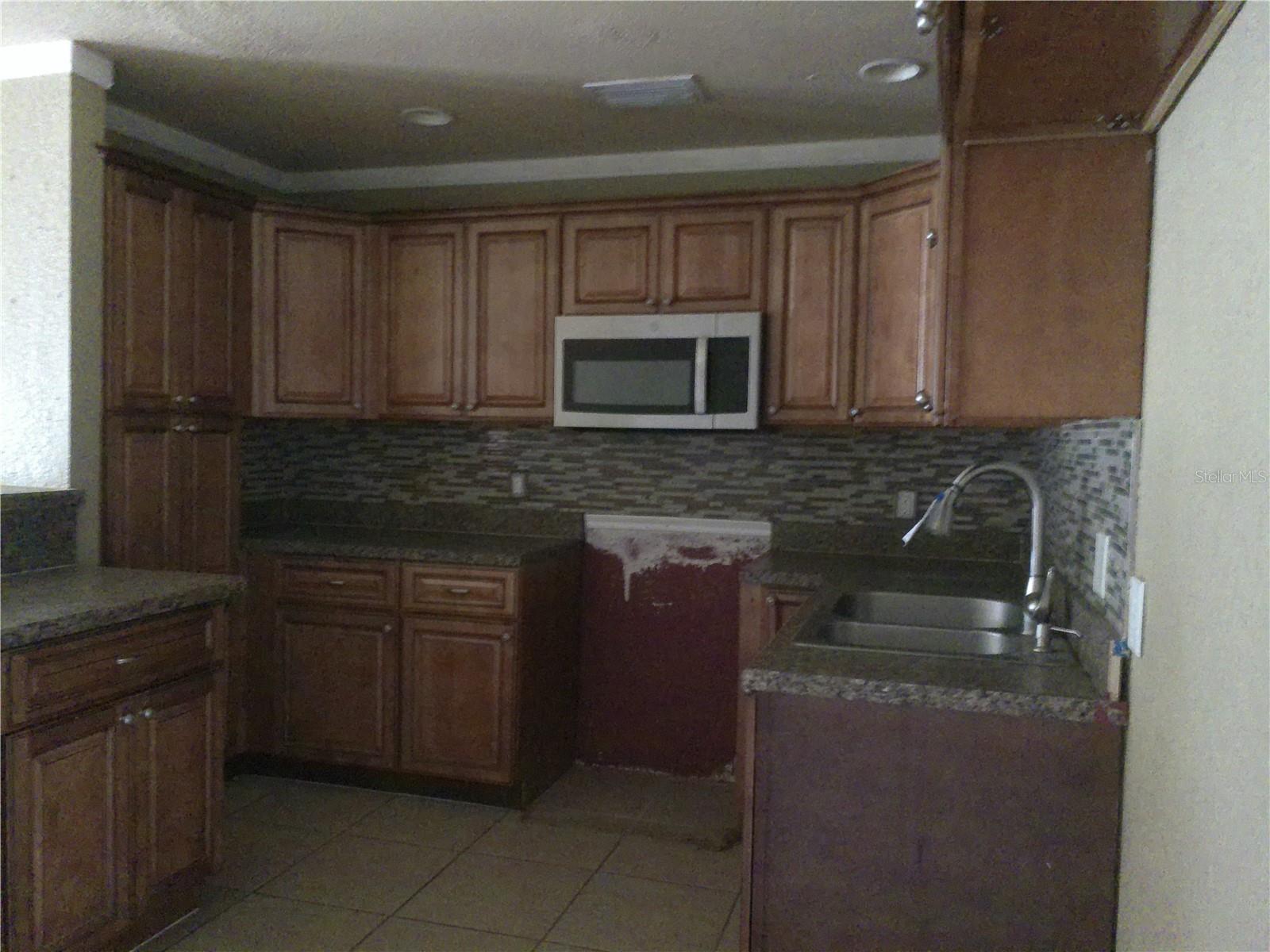 912 OAKHURST DRIVE