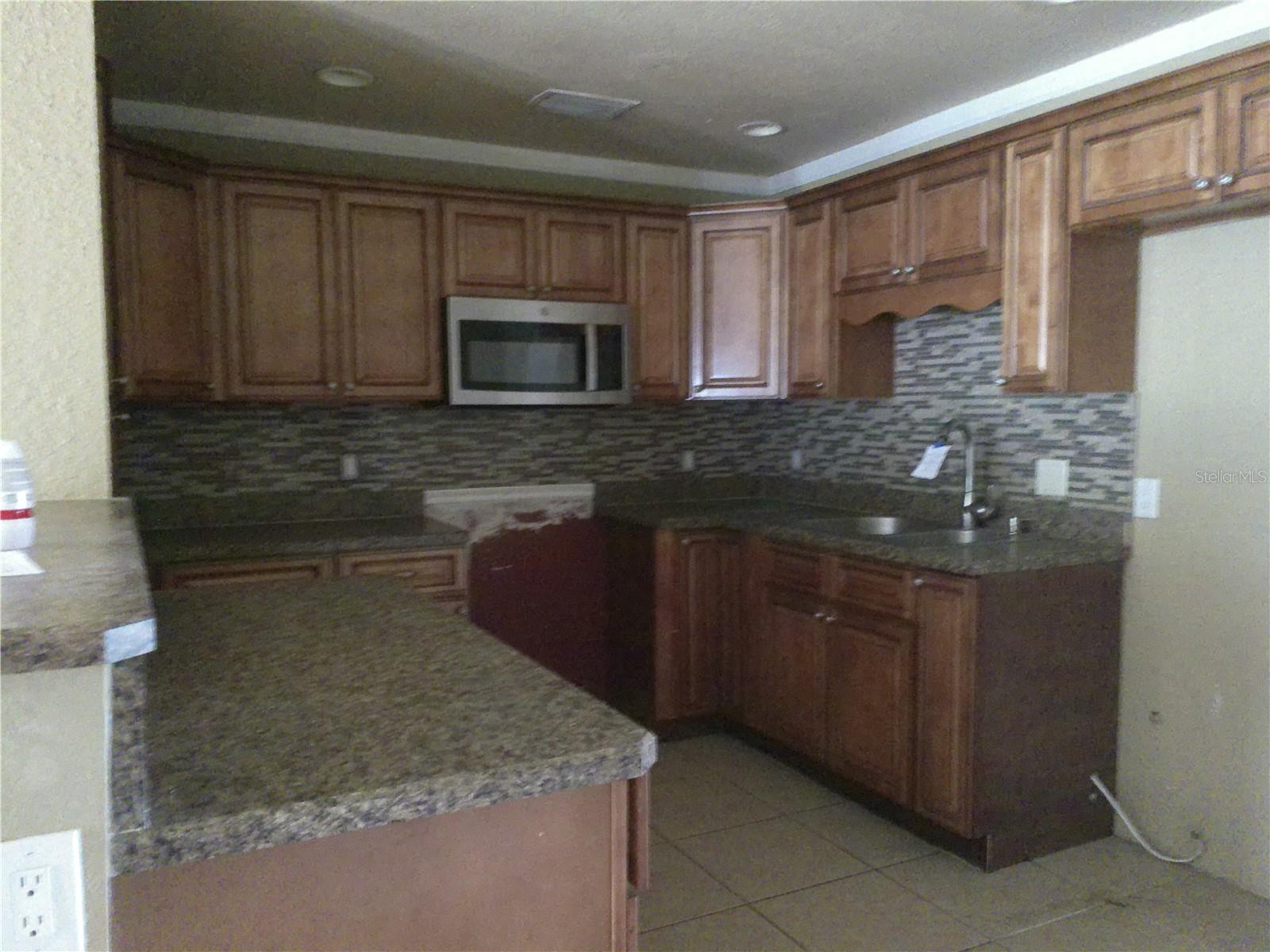 912 OAKHURST DRIVE