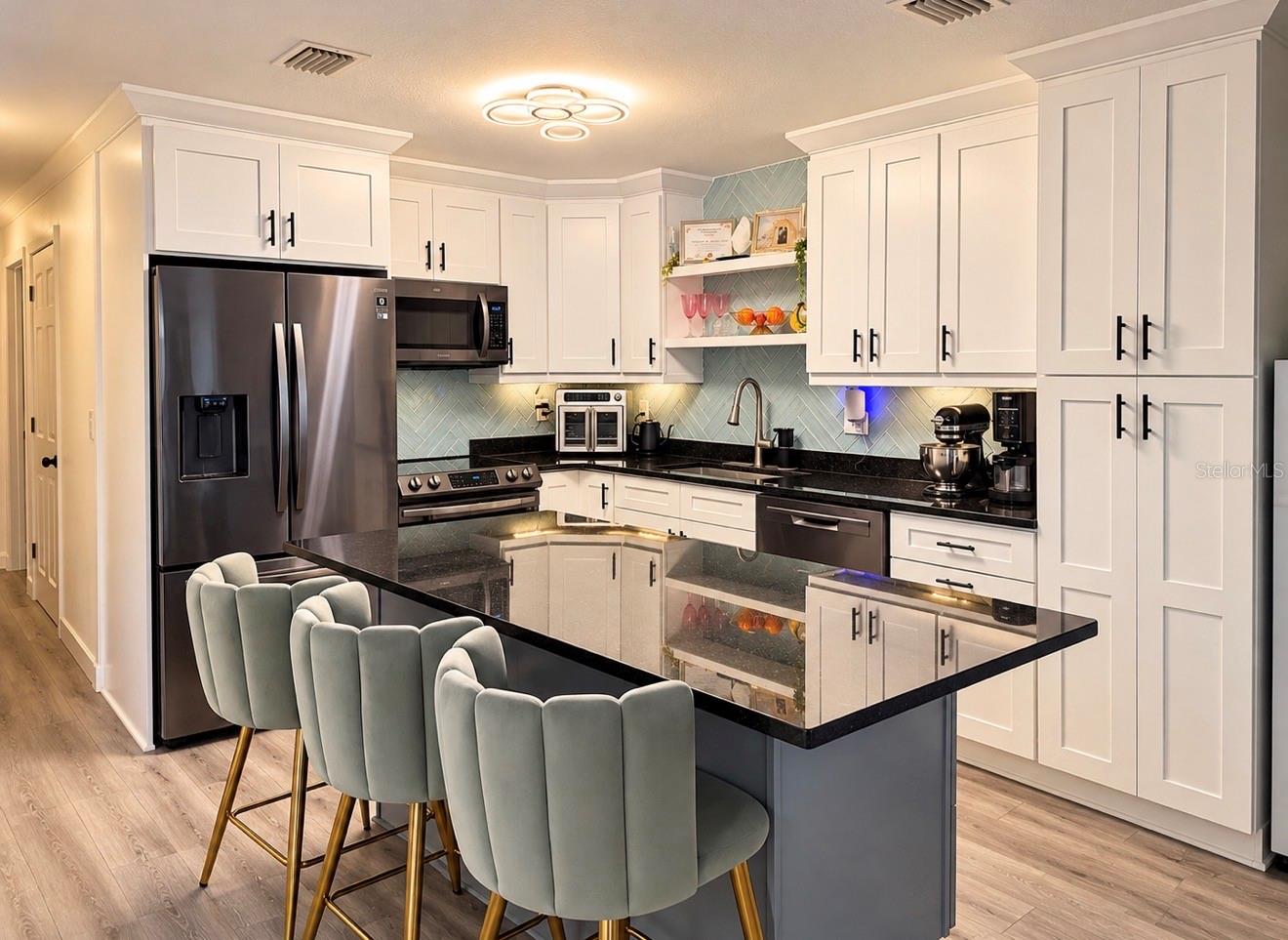 305 W WELLINGTON DR