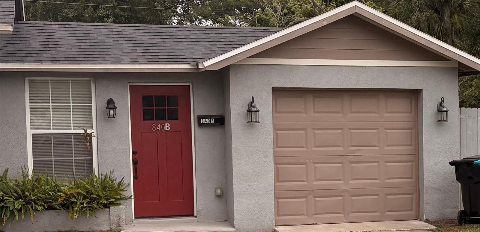 Well maintained 1 bedroom 1 bathroom home wih attached 1 car garage. Features include a bright living area, functional kitchen, and spacious yard. Freshly painted interior and exterior. Conviently located near downtown Orlando, major highways, shopping, public transportation. Movein ready and available now.