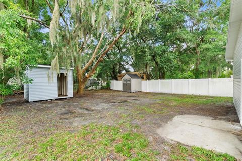 A home in LAKELAND