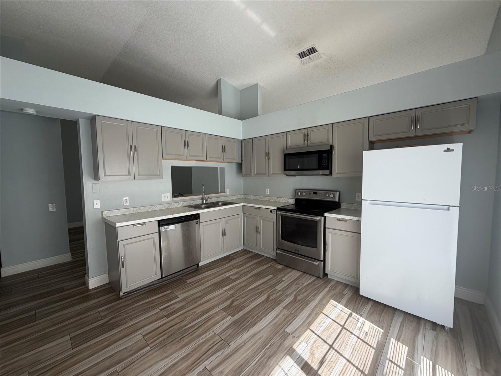 SHEFFIELD AT LAKESIDE EST PH 2 - Residential Lease