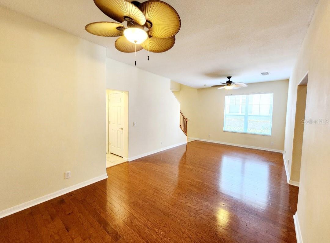 1427 HILLVIEW LANE