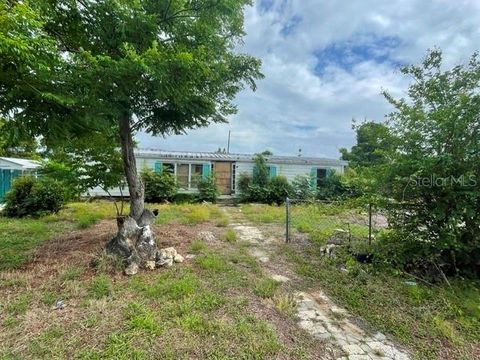Photo of 12024 Lakeview Drive, Leesburg, FL 34788 (MLS # G5112415)