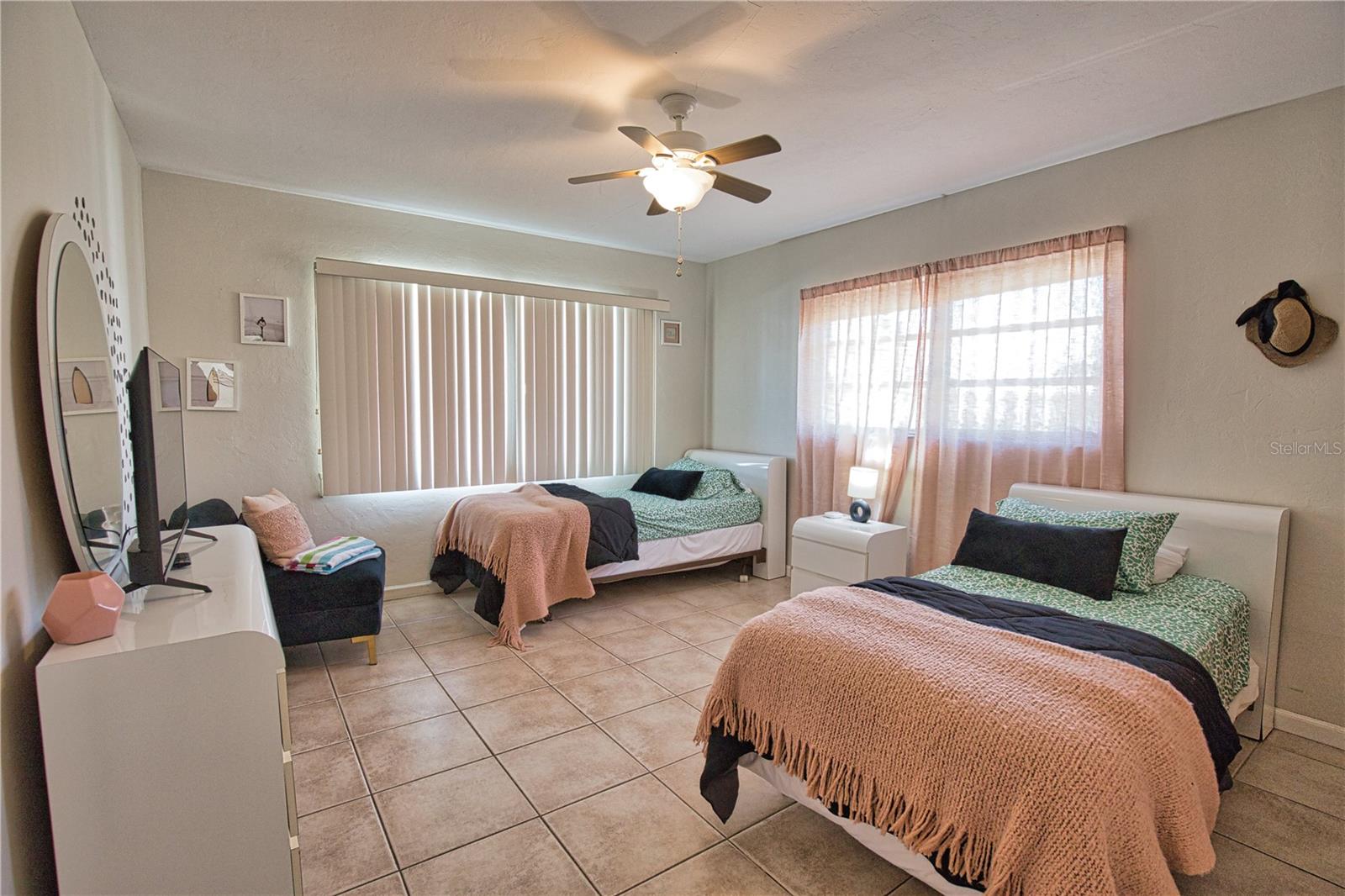 BEACH MANOR - Residential