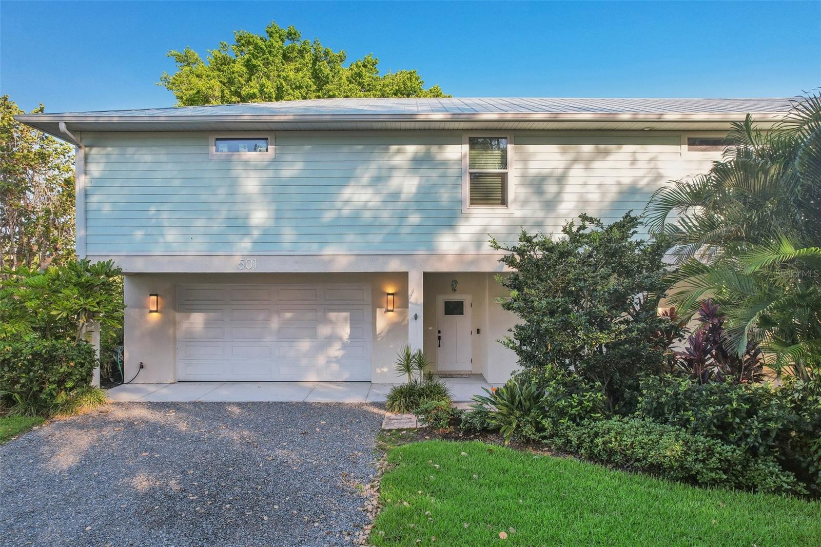 Booked March through Sep 3rd 2025. Looking for a 3 month renter for January, February, and March or the month of January 2026. This fabulous newly constructed 4 bedroom 3 bath pool home is located on the south end of Longboat Key. Spacious with an open floorplan, the kitchen and family room are perfect to entertain your friends and family. From the stainless steel appliances to the gorgeous countertops and wonderful warm beachy flooring, this home has it all. Sit outside on the upper deck with a view of the refreshing pool during breezy afternoons or the covered deck downstairs which offers shade while not sunning. Ping pong and bocce ball complete the picture for hours of fun.
The dining table sits (6) with (4) breakfast bar seats nearby. Two bedrooms have (1) Queen and (1) twin each, one quest bedroom has a Queen and the master has a King bed, all with large screen televisions.