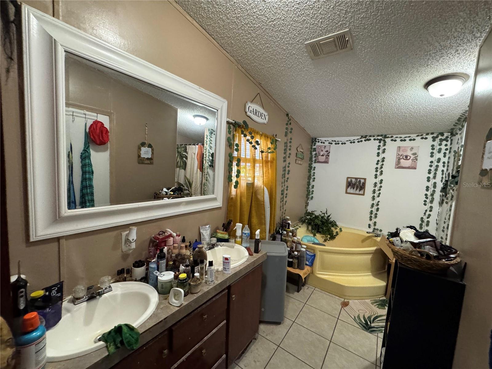 PINE LAKES - Residential