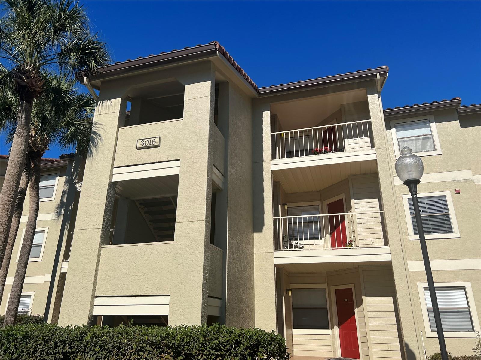 CONDO - 2bed/2bath, 2nd floor. A beautiful Condo, close to all attractions and parks. Close to the I4. In a beautiful Complex.