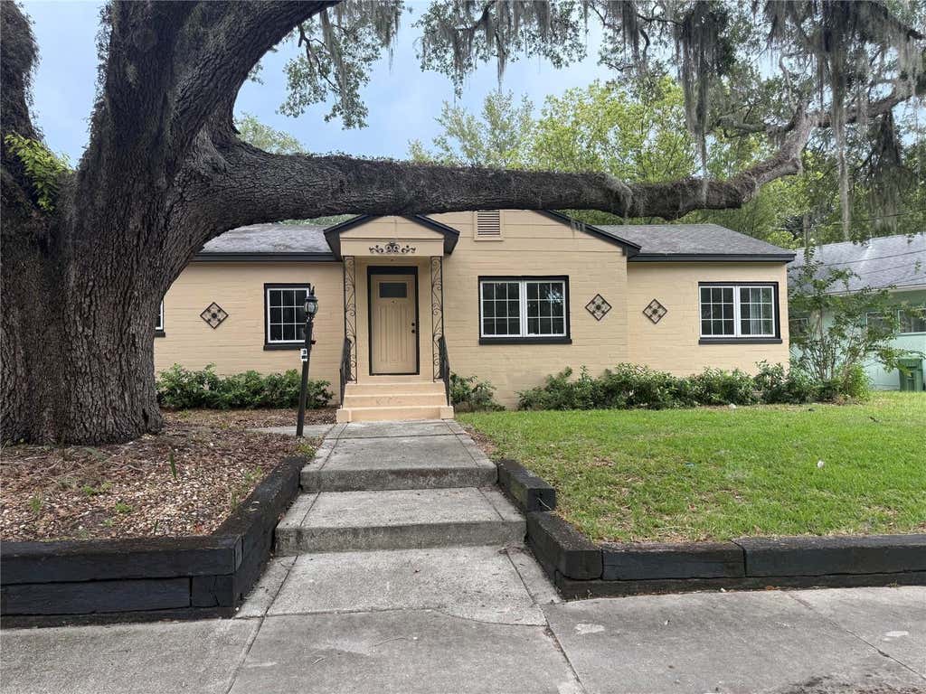 Photo of 1200 Sunshine Avenue, Leesburg, FL 34748 (MLS # O6432772)