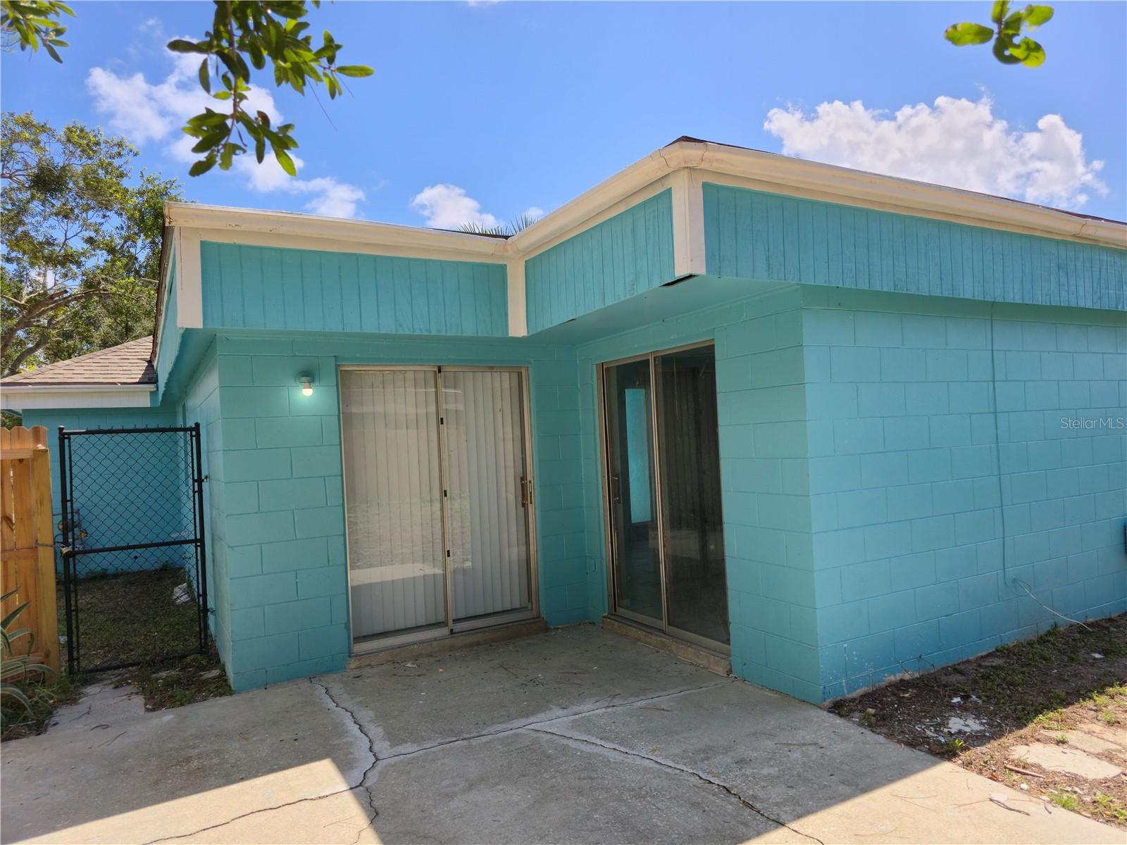 ONE OF A KID 2 BEDROMMS, 2 BATHS REMODELED SINGLE FAMILY HOME LOCATE IN THE HEART OF WINTER SPRIGS... HOME HAS 2 FULL REMODELED BATHROOMS, NEW CERAMIC FLOOR, NEW CABINETS & COUNTERTOPS, NEW FULL SET OF APPLIANCES INCLUDING WASHER AND DRYER...LOCATED IN A LARGE FENCED CORNER LOT, READY FOR THE RIGHT TENANTS... CONTACT US NOW BEFORE IS GONE