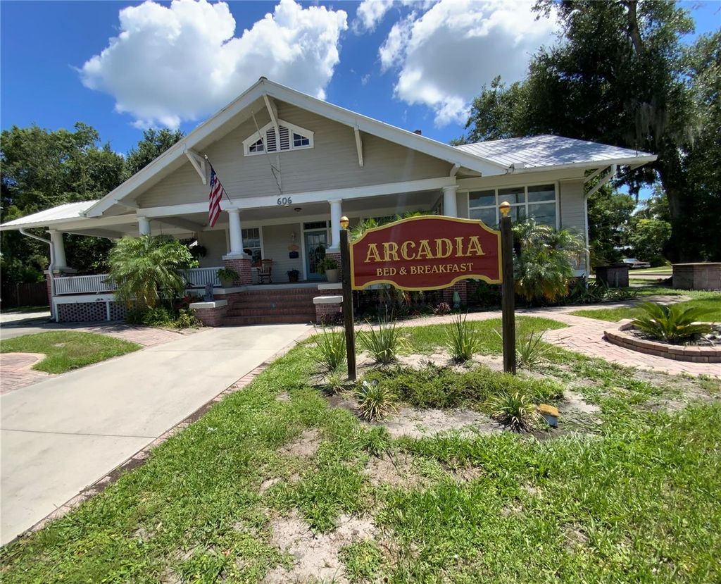 Photo of 606 E Oak Street, Arcadia, FL 34266 (MLS # C7512094)