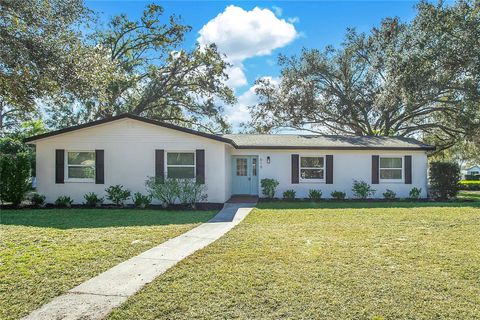 Photo of 619 Marphil Loop, Brandon, FL 33511 (MLS # L4958065)