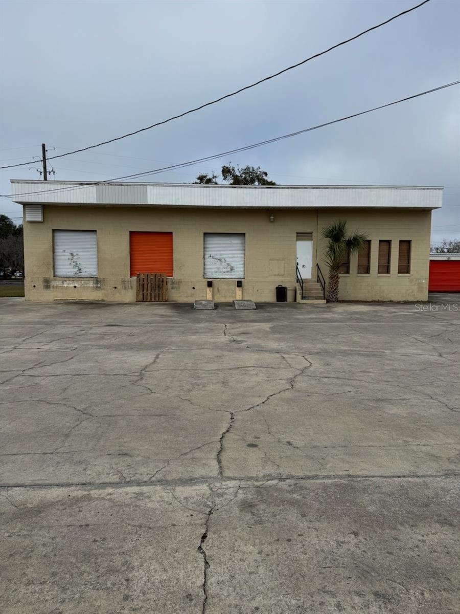 Hard to find 3,640 SF dock high warehouse. Four dock doors 7' w x 8' h, 150' truck court to south door. Staging area, 2 bays, restroom and 275 sf a/c office. Concrete truck courts and 3 phase power. Building is insulated and ready for immediate occupancy. Rent $3,640/month plus state sales tax.