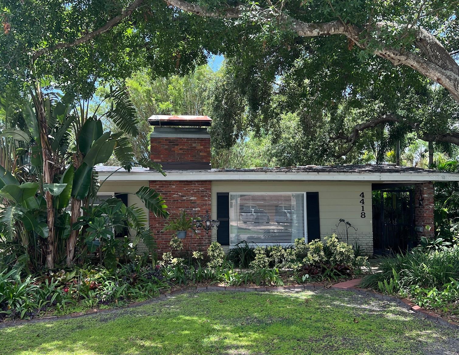 SOUGHT AFTER SUNSET PARK OFFERS THIS WONDERFUL OPPORTUNITY! SPACIOUS 4/3 RANCH
THAT DID NOT FLOOD IN HELENE. THE TRUE VALUE OF THIS PROPERTY LIES IN THE SPACIOUS RM
75 LOT! 75 FEET WIDE AND 137 FEET DEEP ON A VERY DESIRABLE STREET. SURROUNDED BY
PRICEY NEWER HOMES AND A SHORT WALK TO AWARD WINNING SCHOOLS. THE HOME DOES
NEED TLC, BUT IT HAS GLEAMING WOOD FLOORS, AN OPEN FLOOR PLAN AND COZY FIREPLACE.
THE KITCHEN HAS BEEN UPDATED WITH CONTEMPORARY WOOD CABINETS AND TILE
COUNTERTOPS. PRESENTLY THE LARGE PRIMARY SUITE IS BEING USED AS THE OWNERS STUDIO,
BUT IT HAS A LARGE WALK IN CLOSET AND ADJOINING BATH. FROM THE DINING AREA FRENCH
DOORS OPEN TO A LOVELY COVERED PATIO. THE BACK YARD HAS A TRULY PARK-LIKE AMBIANCE.
PRICED TO SELL, THIS DESIRABLE PROPERTY WILL GO FAST!