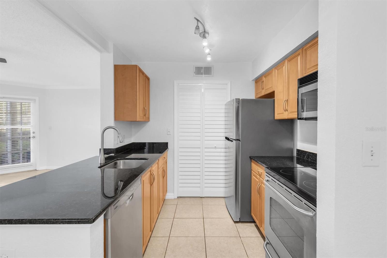 BENTLEY AT COBBS LANDING CONDO THE - Residential