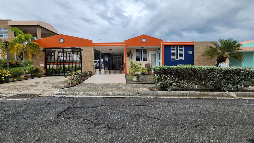 House for Sale in Rincón!
Live in this gem with 397 m² of land and 1,400 ft² of living space: 3 bedrooms, 1 bathroom, and an extra room (9.5ft x 13.5ft) perfect as a fourth bedroom or home office. Features a secure double garage (22.5ft x 25ft) with rolling doors, driveway with electric gate, covered carport, and a balcony for your morning coffee. Just 2 minutes from beaches, restaurants, and Rincón’s town square. Contact us today to schedule a visit and make this paradise yours!