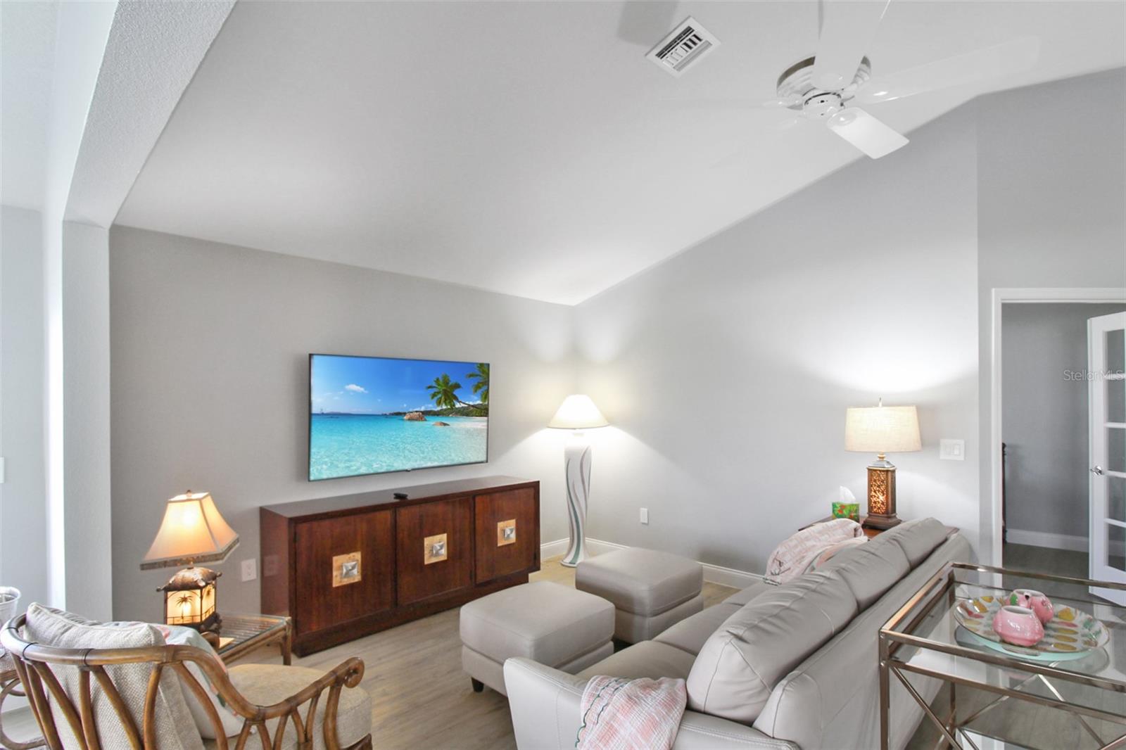 PALM VILLAS - Residential Lease