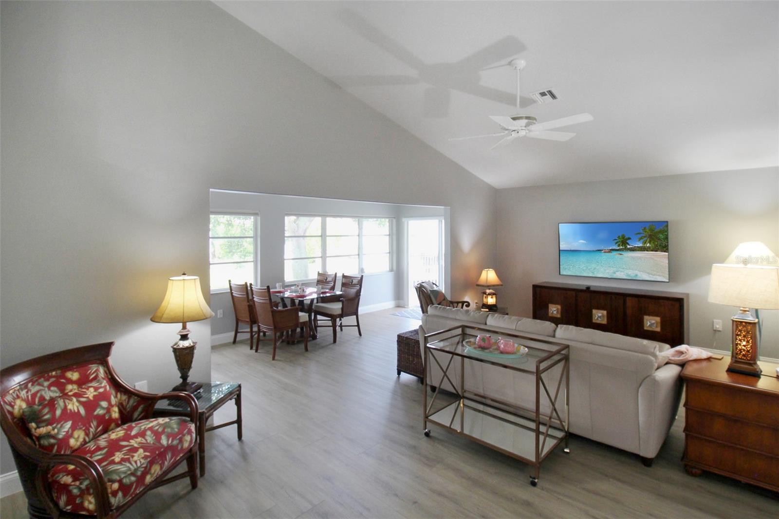 PALM VILLAS - Residential Lease