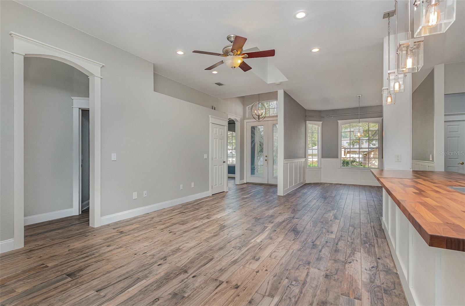 305 SUN OAKS COURT
