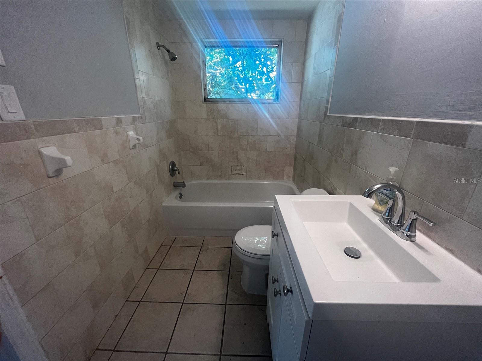 BEVERLY HILLS UNIT 03 - Residential Lease