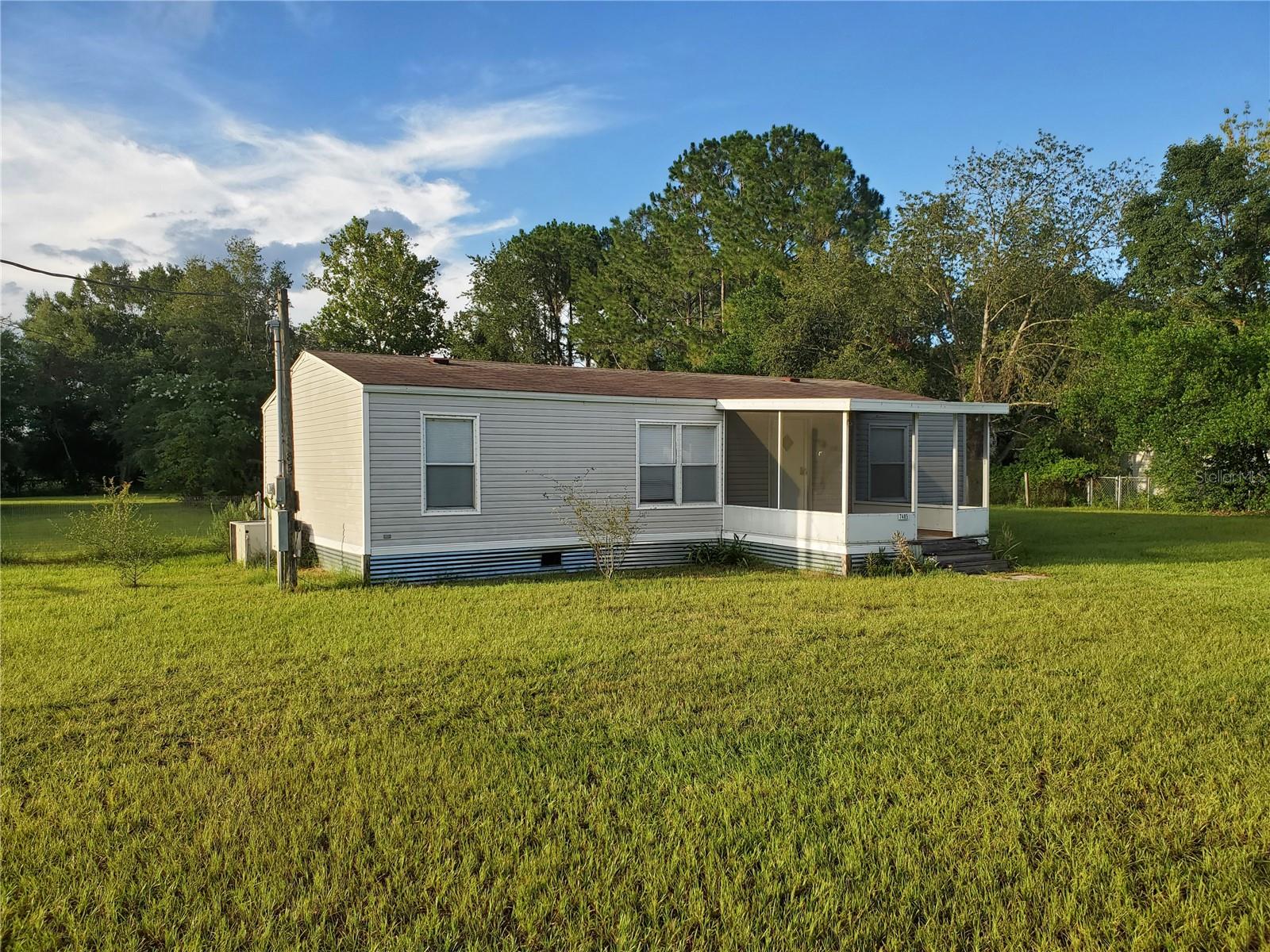 Location...Location...Nice home 3/2 on 1/2 Acre corner lot just minutes away from future World Equestrian Center, shopping,I-75,Hwy 200 and medical facilities.