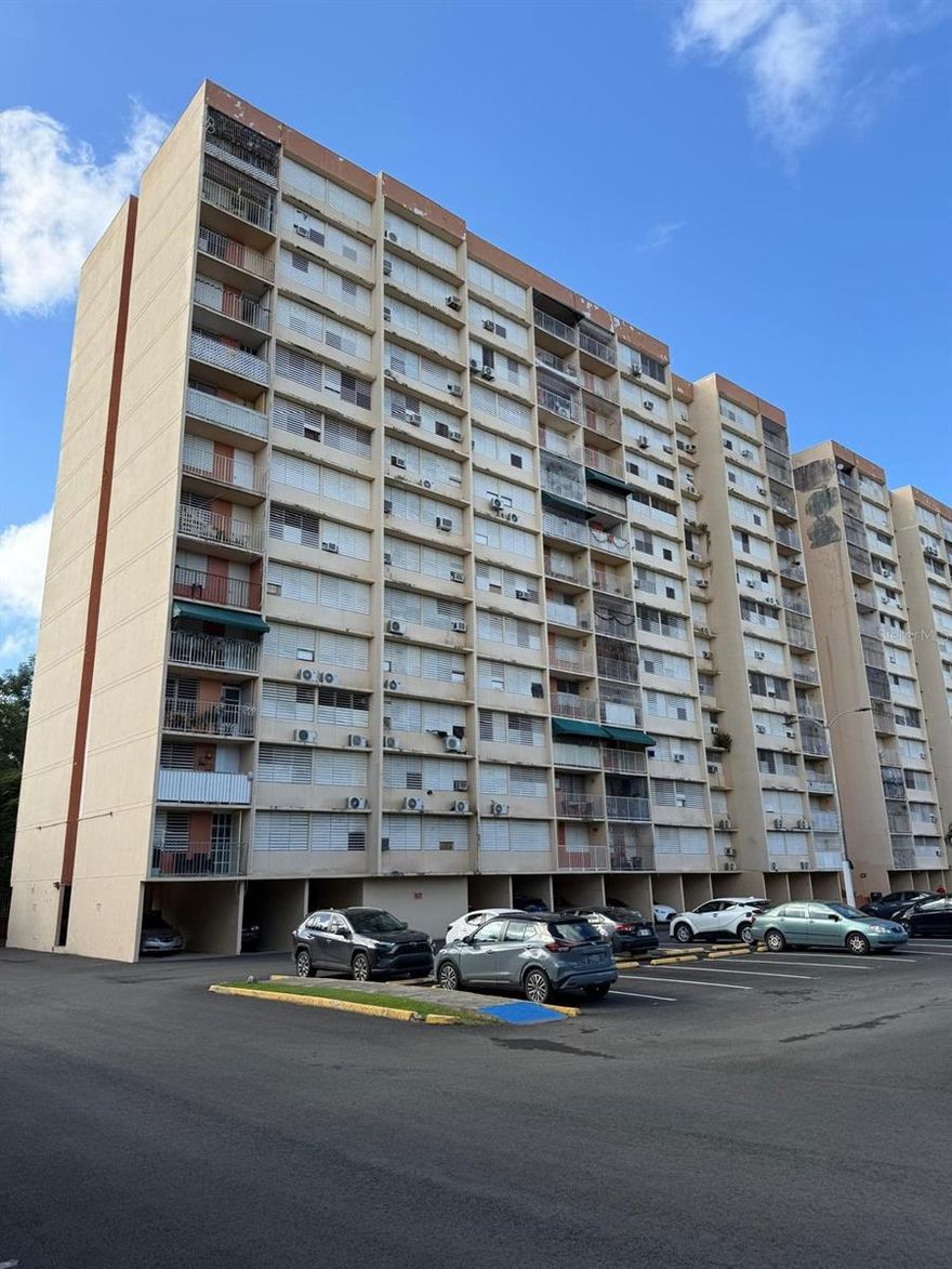 Spacious 3-bedroom, 1-bathroom apartment for rent located in a gated and secure community. The unit features a functional layout and access to a recreational area, offering comfort and peace of mind.

Long-term rental. Housing Choice Voucher accepted. Pets are permitted. One assigned parking space included.

Excellent location, just:
 • 3.5 miles from Mall of San Juan. 4 miles from The Outlets of Montehiedra. 6.5 miles from Plazas Las Américas. 
 • 8.5 miles from the airport
 • 7 miles from Auxilio Mutuo Hospital; but there are several other hospitals nearby. 

Convenient access to major roads, services, and daily essentials. Ideal for tenants seeking a secure and well-located community.