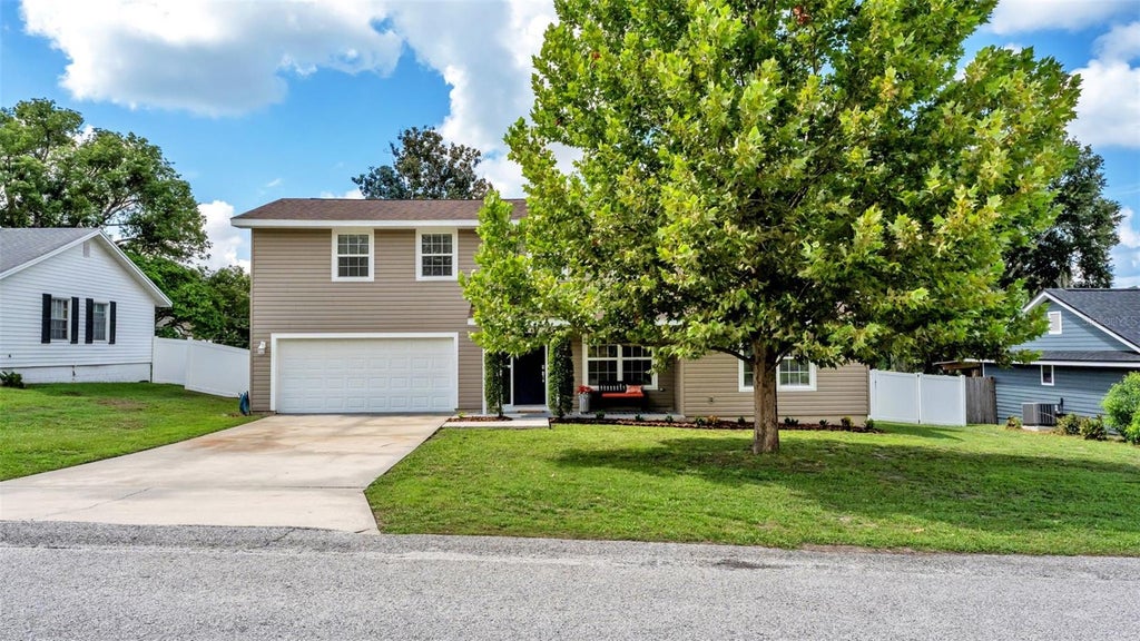 Photo of 1905 Suzanne Lane, Lakeland, FL 33813 (MLS # L4963133)