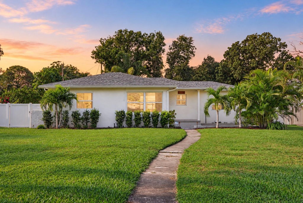 Photo of 7116 Date Palm Avenue S, St Petersburg, FL 33707 (MLS # TB8558251)