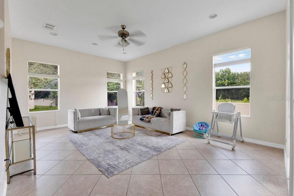 912 HIRE CIRCLE