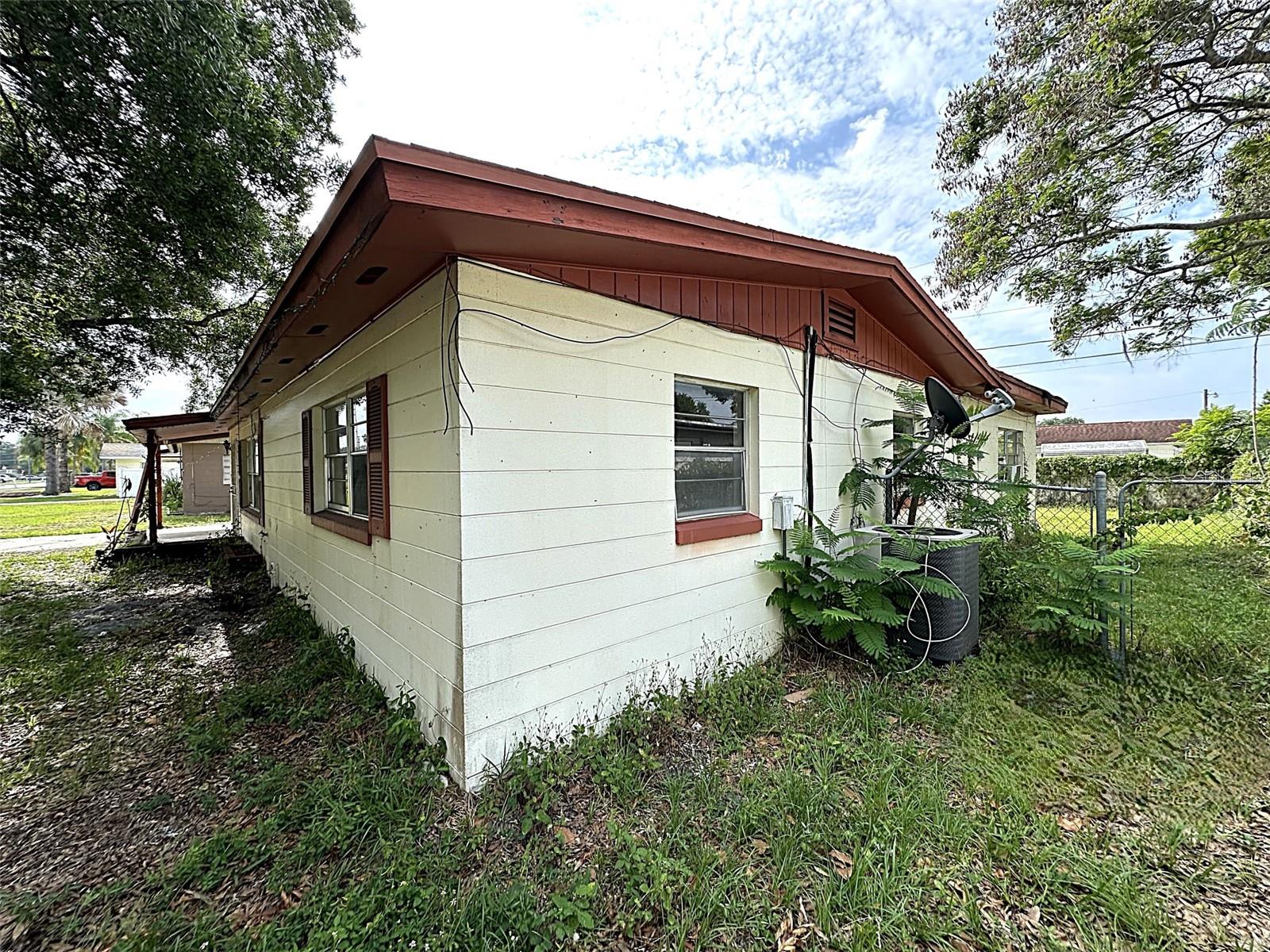 2722 W OAK STREET