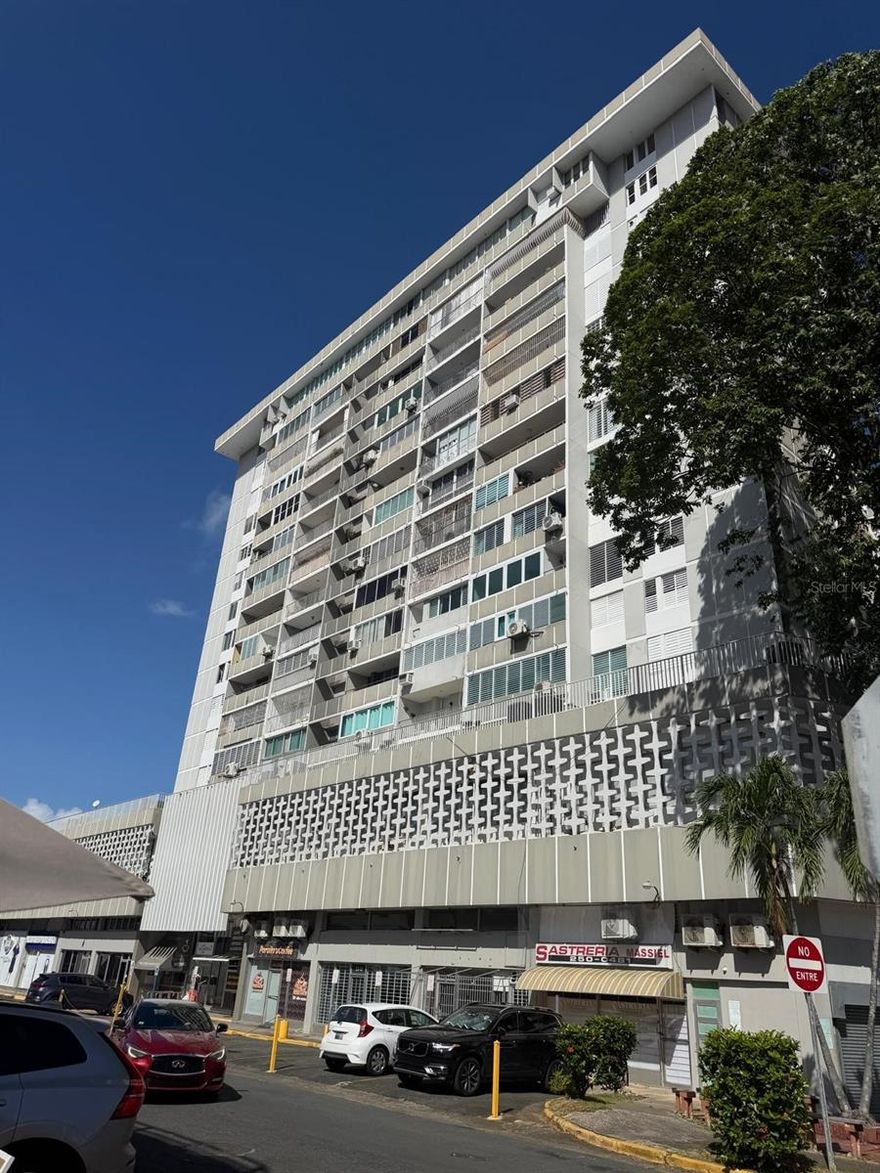 Studio apartment for sale at Condominio El Centro, located in the heart of Hato Rey. Excellent opportunity for primary residence or investment.

Strategically located just 5.5 miles from Aeropuerto Internacional Luis Muñoz Marín, 2.0 miles from Plaza Las Américas, 0.7 miles from Hospital Auxilio Mutuo, and 1.0 mile from Hospital Pavía Hato Rey.

Conveniently located approximately 0.3 miles from the Hato Rey station of the Tren Urbano, providing easy access to public transportation.

The condominium offers controlled access, elevators, and excellent connectivity to major highways, financial district (Milla de Oro), restaurants, banks, and government offices.

Great potential for long-term or short-term rental (subject to condominium regulations).