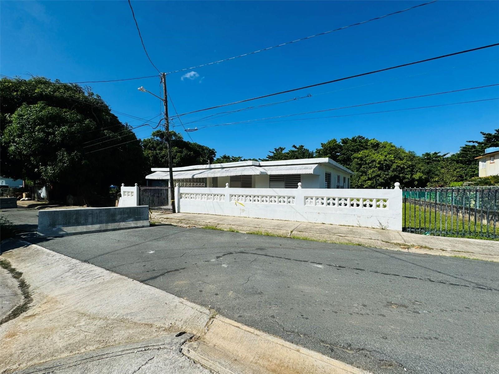Property with great potential, located in an area of high residential growth. It has four bedrooms, two bathrooms, a living room area and a large plot of approximately 1,000 square meters. It requires repairs to the kitchen area, bathrooms, roof, among others, so it does not qualify for the housing incentive. Its location is ideal, just minutes from the beach, supermarkets, pharmacies and other essential services, making it an excellent opportunity for those looking for a large space to remodel and customize.