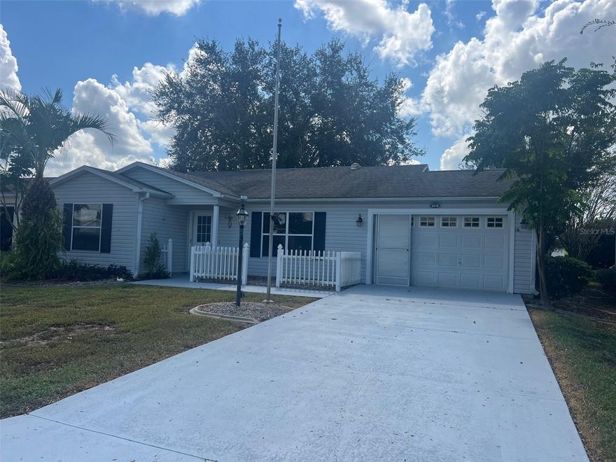 BOND PAID!  2BR/2BA with 1 car garage. Close to Spanish Springs and Lake Sumter Landing Town Squares, championship and executive golf courses, shopping, restaurants, and so much more