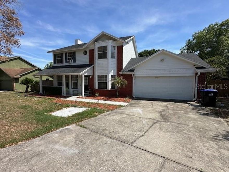 Beautiful house with EXCELLENT LOCATION, 4 bedrooms and 2 and a half bathrooms, with a spacious area, surrounded by extensive green areas, for the family's relaxation and tranquility. The property is close to highways, shopping centers, restaurants, and property centers. The maintenance of the pool and green areas will be the responsibility of the property owner. The house is vacant and easily accessible for showing.