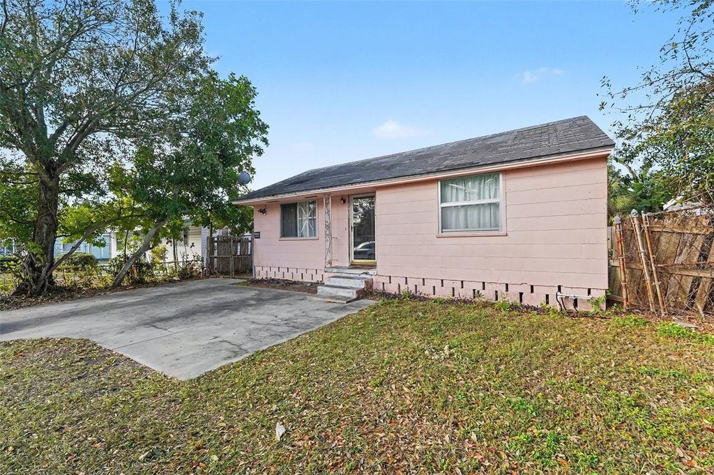 Photo of 2405 44th Street S, St Petersburg, FL 33711 (MLS # TB8467991)