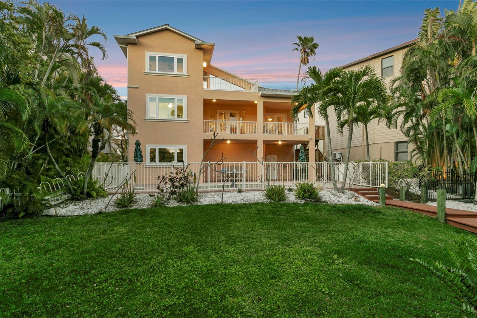 HAWKS HARBOR - Residential