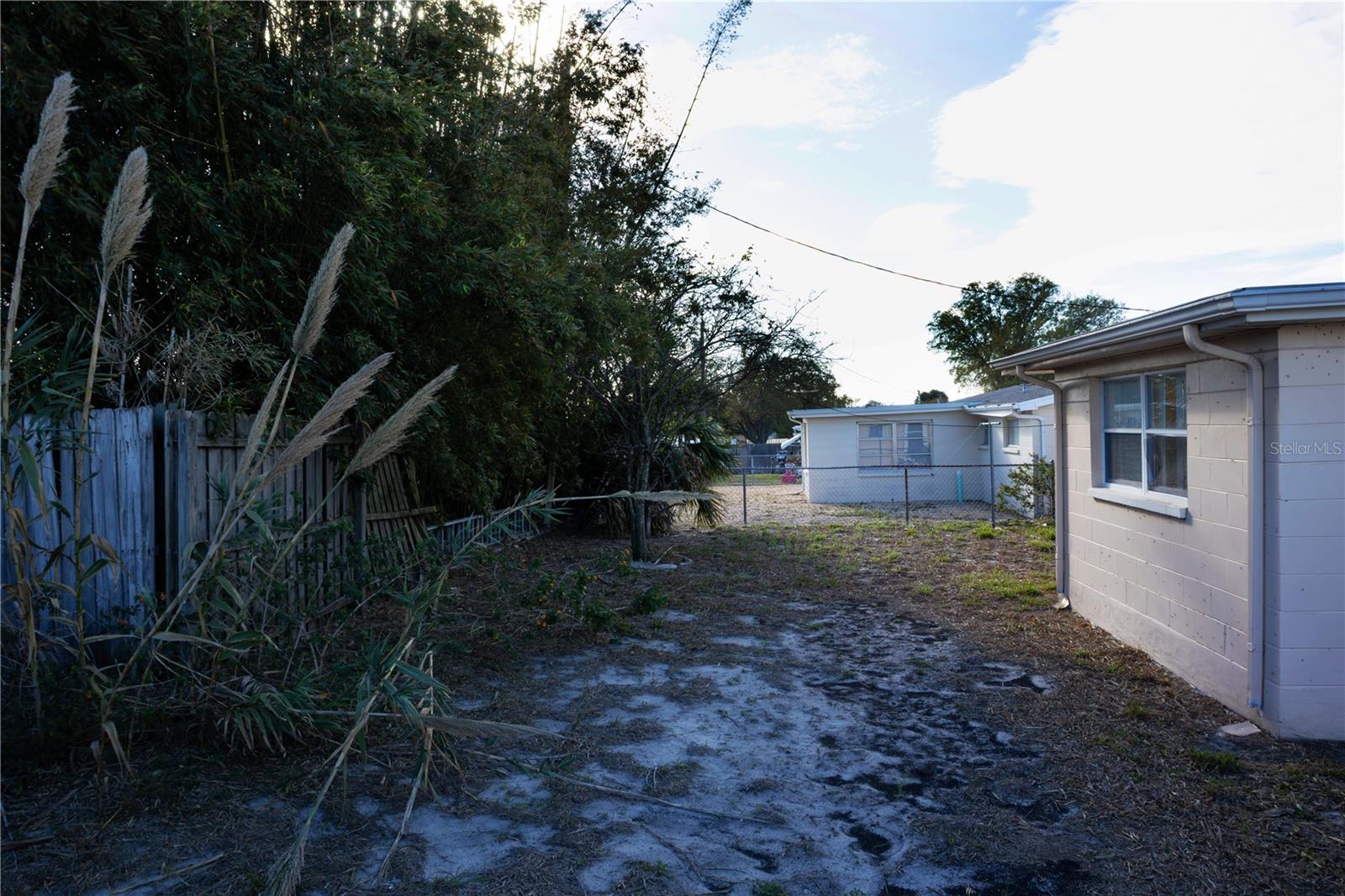 COLONIAL HILLS - Residential