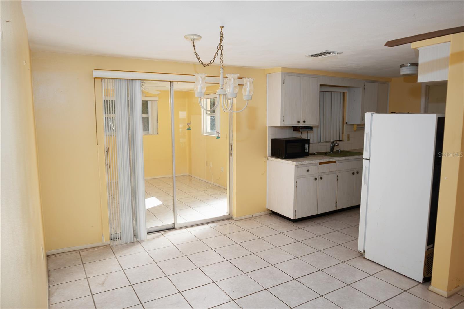 COLONIAL HILLS - Residential