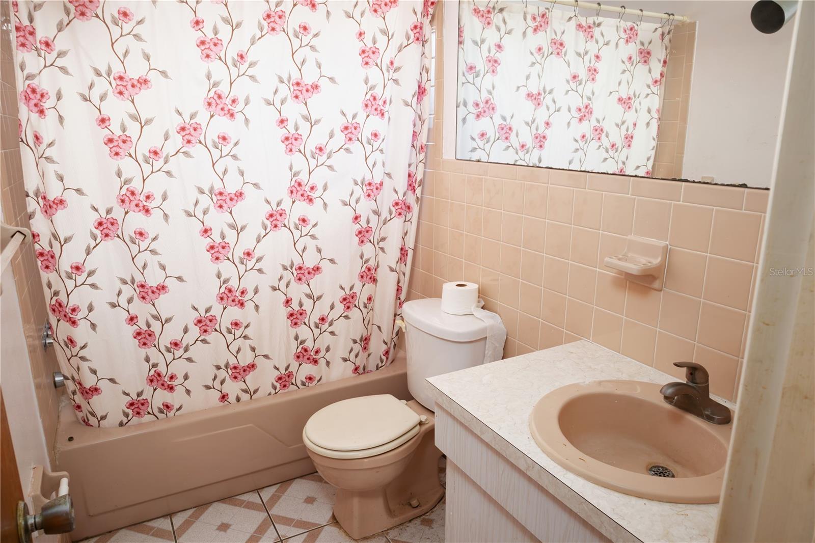 COLONIAL HILLS - Residential