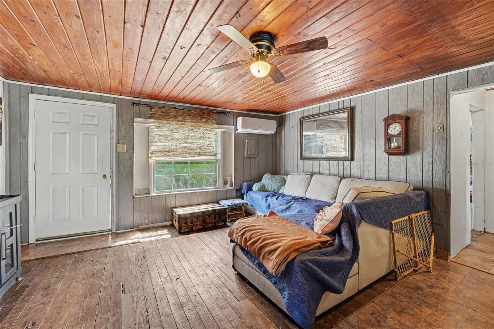 1329 W OAK DRIVE