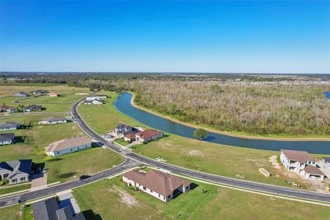 A home in AUBURNDALE