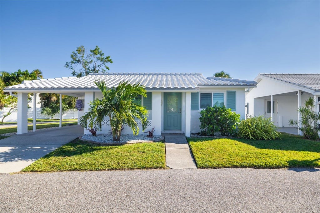Photo of 546 Spanish Drive S, Longboat Key, FL 34228 (MLS # A4708263)