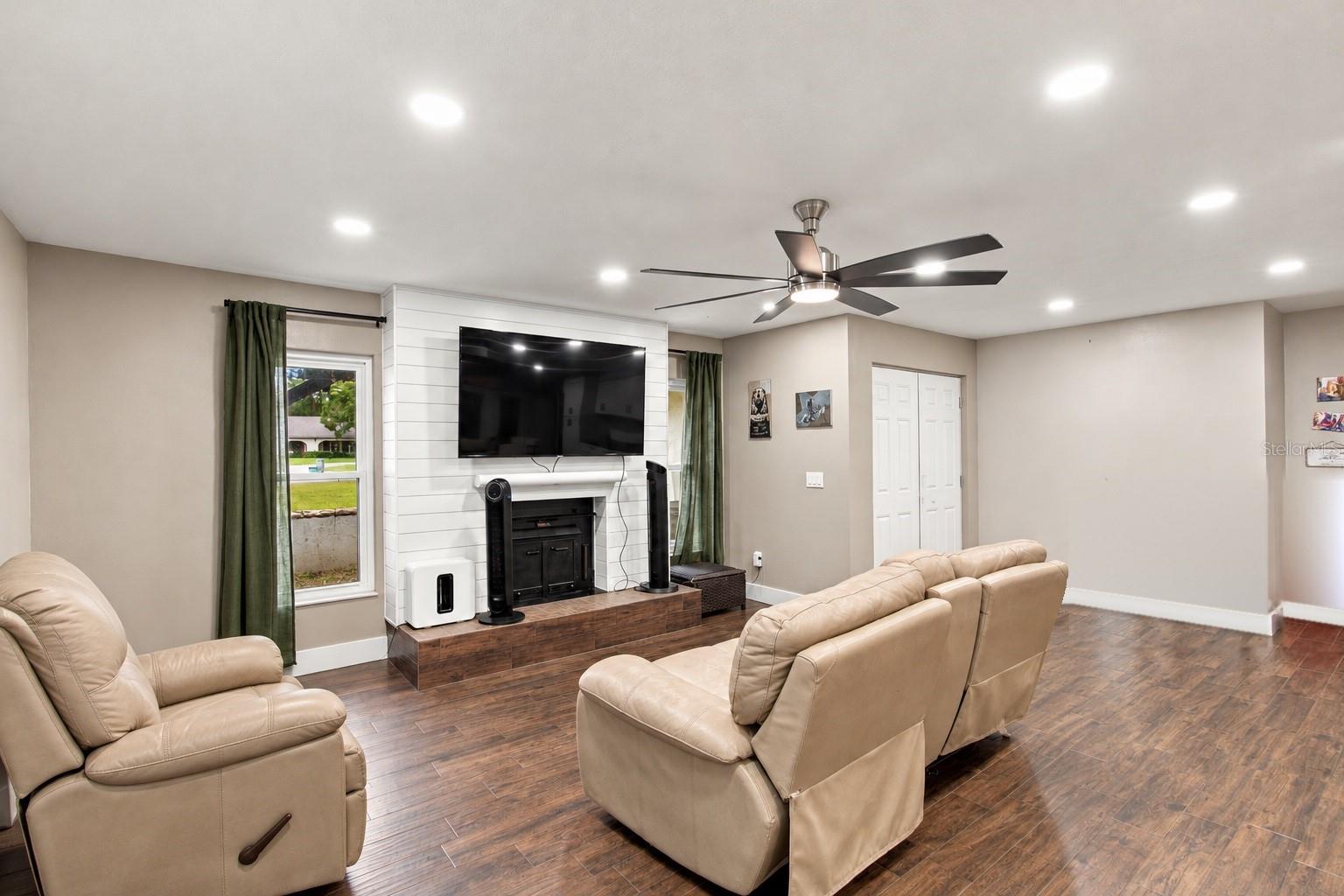 2210 EDGAR COURT