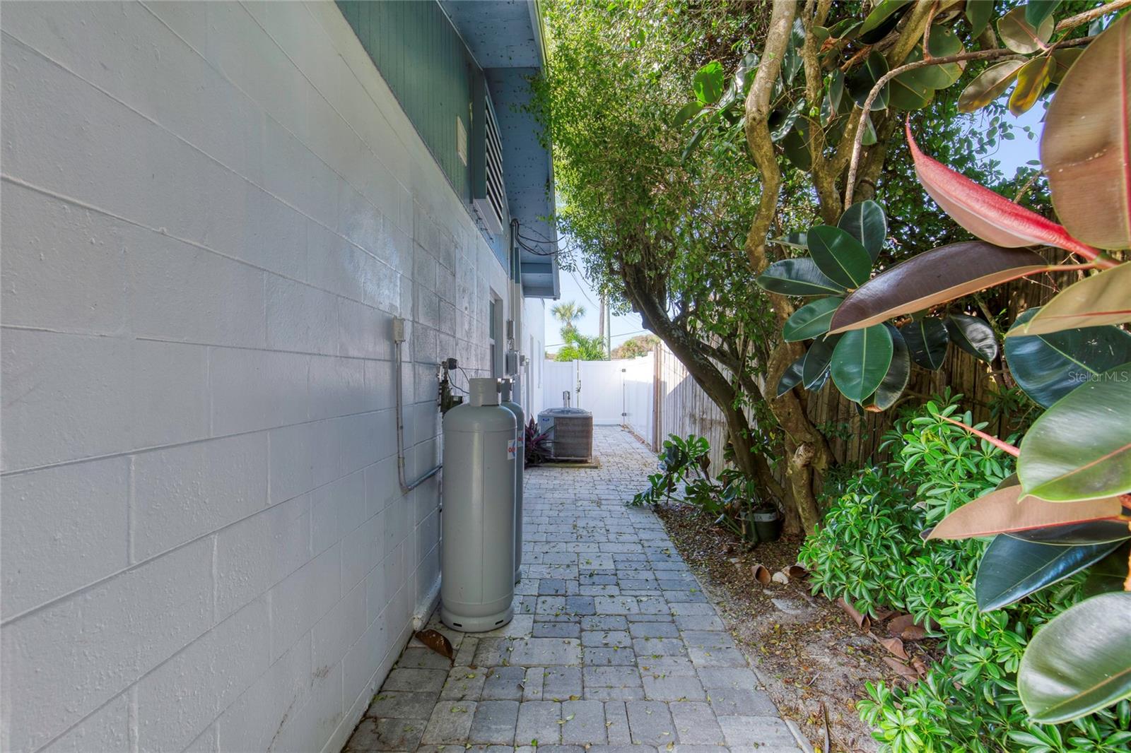 LIGHTHOUSE SHORES - Residential