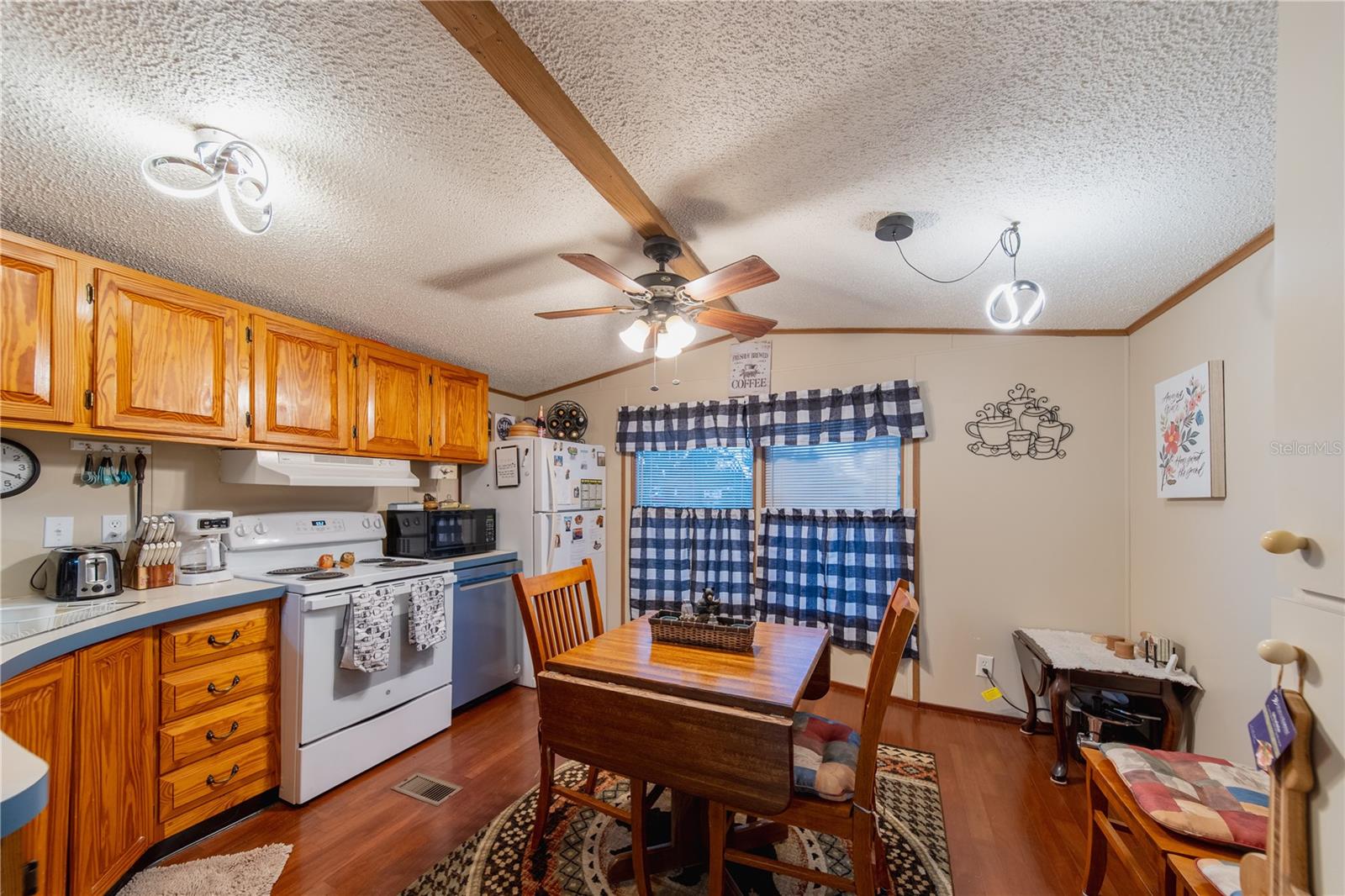 LAKE SIDE ESTATES - Residential