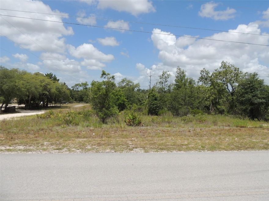 PAVED ROAD 1 ACRE CORNER BUILDING LOT in HILLCREST HEIGHTS. Centrally located between Williston and Bronson just off Hwy 27Alt. Lot measures about 152' x 300'. Ideal location for your new site-built home. No HOA and no time limit to build.
